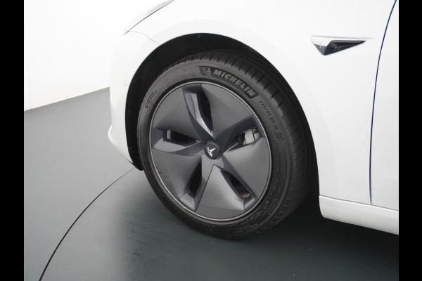 Tesla Model 3 RWD SR+ 60kWh 325PK FSD 3-Computer 18" AutoPilot Leder PanoDak Adaptive-Cruise Lmv Camera's Elektr.-Stuur+Stoelen+Spiegels+Geheu Navi LED Comfortstoelen ACC DAB Voorverwarmen interieur via App Keyless via Telefoonsleutel One-Pedal-Drive Origineel Nederlandse auto tot 11kw laden thuis! 1.584kg licht! Accu Garantie tot 31-03-2028/160.000km