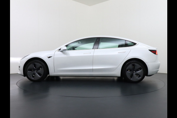 Tesla Model 3 RWD SR+ 60kWh 325PK FSD 3-Computer 18" AutoPilot Leder PanoDak Adaptive-Cruise Lmv Camera's Elektr.-Stuur+Stoelen+Spiegels+Geheu Navi LED Comfortstoelen ACC DAB Voorverwarmen interieur via App Keyless via Telefoonsleutel One-Pedal-Drive Origineel Nederlandse auto tot 11kw laden thuis! 1.584kg licht! Accu Garantie tot 31-03-2028/160.000km