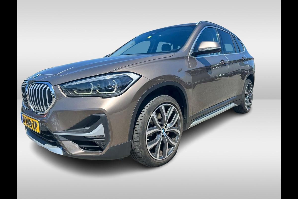 BMW X1 sDrive20i VDL Nedcar Edition / Trekhaak / Camera / Head-up / Leder / 19'' / Keyless / Navigatie / ACC / Sportstoelen / Stoelverwarming / DAB BMW X1 sDrive20i VDL Nedcar Edition / Trekhaak / Camera / Head-up / Leder / 19'' / Keyless / Navigatie / ACC / Sportstoelen / Stoelverwarming / DAB