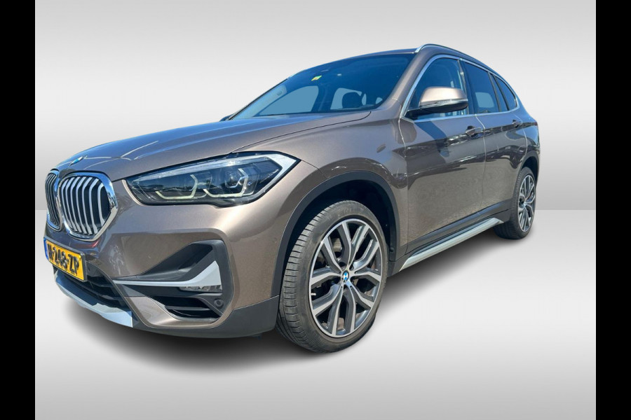 BMW X1 sDrive20i VDL Nedcar Edition / Trekhaak / Camera / Head-up / Leder / 19'' / Keyless / Navigatie / ACC / Sportstoelen / Stoelverwarming / DAB