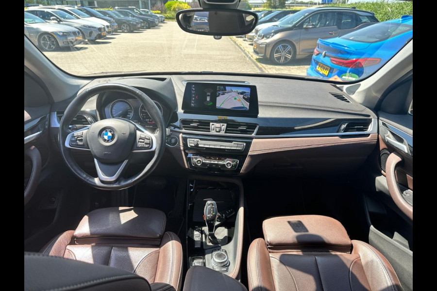 BMW X1 sDrive20i VDL Nedcar Edition / Trekhaak / Camera / Head-up / Leder / 19'' / Keyless / Navigatie / ACC / Sportstoelen / Stoelverwarming / DAB