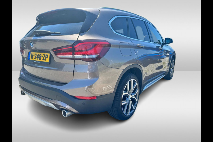 BMW X1 sDrive20i VDL Nedcar Edition / Trekhaak / Camera / Head-up / Leder / 19'' / Keyless / Navigatie / ACC / Sportstoelen / Stoelverwarming / DAB
