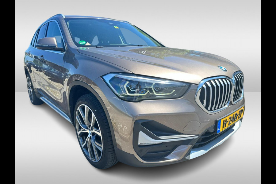 BMW X1 sDrive20i VDL Nedcar Edition / Trekhaak / Camera / Head-up / Leder / 19'' / Keyless / Navigatie / ACC / Sportstoelen / Stoelverwarming / DAB