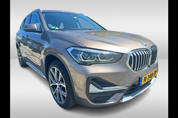 BMW X1 sDrive20i VDL Nedcar Edition / Trekhaak / Camera / Head-up / Leder / 19'' / Keyless / Navigatie / ACC / Sportstoelen / Stoelverwarming / DAB
