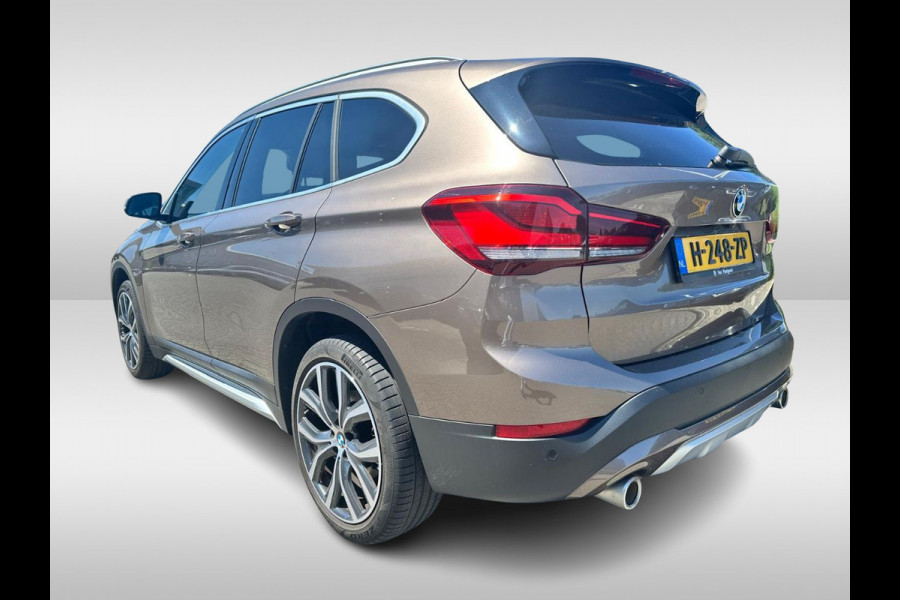 BMW X1 sDrive20i VDL Nedcar Edition / Trekhaak / Camera / Head-up / Leder / 19'' / Keyless / Navigatie / ACC / Sportstoelen / Stoelverwarming / DAB