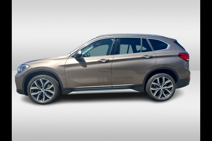 BMW X1 sDrive20i VDL Nedcar Edition / Trekhaak / Camera / Head-up / Leder / 19'' / Keyless / Navigatie / ACC / Sportstoelen / Stoelverwarming / DAB
