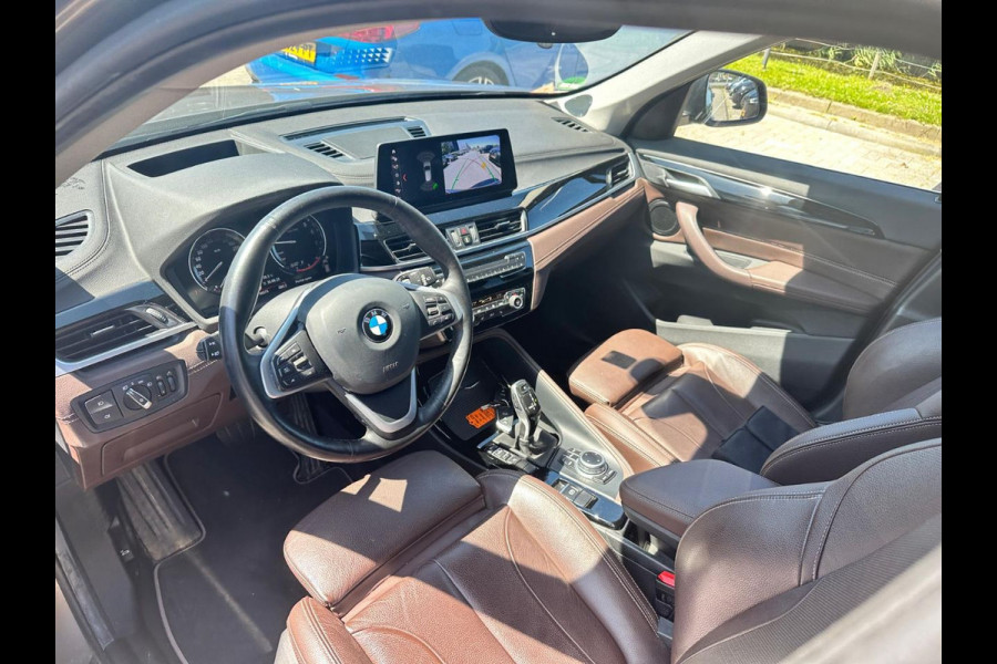 BMW X1 sDrive20i VDL Nedcar Edition / Trekhaak / Camera / Head-up / Leder / 19'' / Keyless / Navigatie / ACC / Sportstoelen / Stoelverwarming / DAB