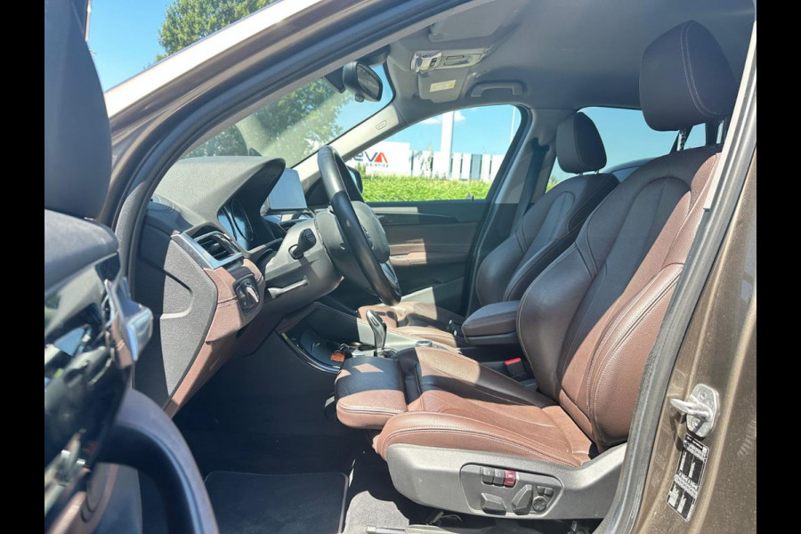 BMW X1 sDrive20i VDL Nedcar Edition / Trekhaak / Camera / Head-up / Leder / 19'' / Keyless / Navigatie / ACC / Sportstoelen / Stoelverwarming / DAB