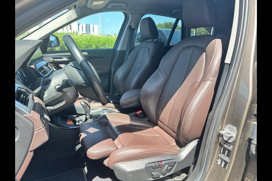 BMW X1 sDrive20i VDL Nedcar Edition / Trekhaak / Camera / Head-up / Leder / 19'' / Keyless / Navigatie / ACC / Sportstoelen / Stoelverwarming / DAB