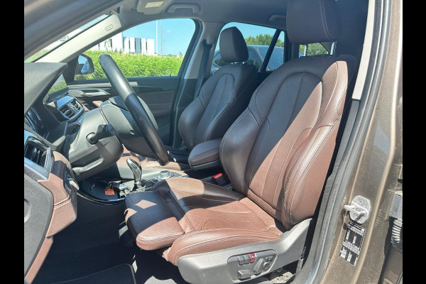 BMW X1 sDrive20i VDL Nedcar Edition / Trekhaak / Camera / Head-up / Leder / 19'' / Keyless / Navigatie / ACC / Sportstoelen / Stoelverwarming / DAB