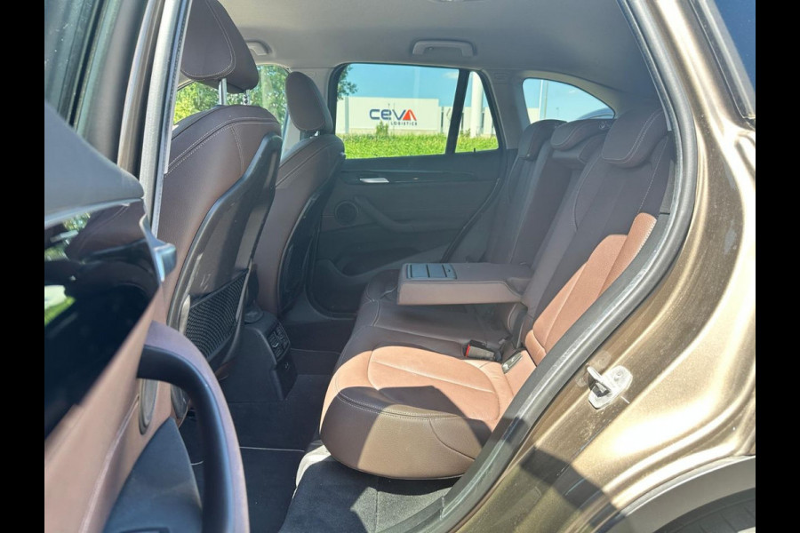 BMW X1 sDrive20i VDL Nedcar Edition / Trekhaak / Camera / Head-up / Leder / 19'' / Keyless / Navigatie / ACC / Sportstoelen / Stoelverwarming / DAB