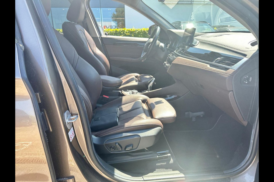 BMW X1 sDrive20i VDL Nedcar Edition / Trekhaak / Camera / Head-up / Leder / 19'' / Keyless / Navigatie / ACC / Sportstoelen / Stoelverwarming / DAB