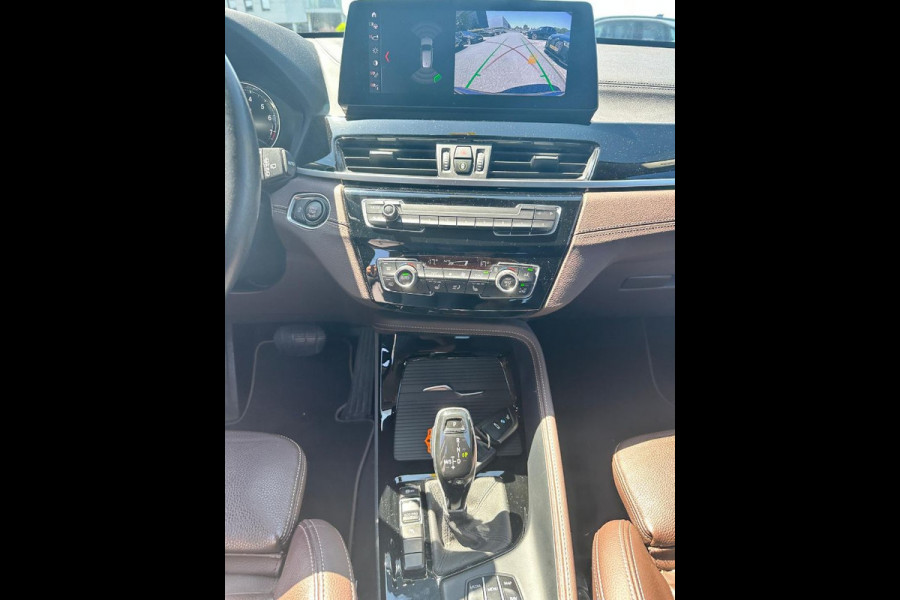 BMW X1 sDrive20i VDL Nedcar Edition / Trekhaak / Camera / Head-up / Leder / 19'' / Keyless / Navigatie / ACC / Sportstoelen / Stoelverwarming / DAB