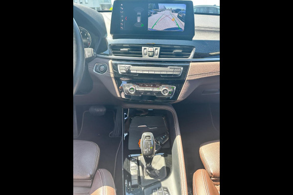 BMW X1 sDrive20i VDL Nedcar Edition / Trekhaak / Camera / Head-up / Leder / 19'' / Keyless / Navigatie / ACC / Sportstoelen / Stoelverwarming / DAB