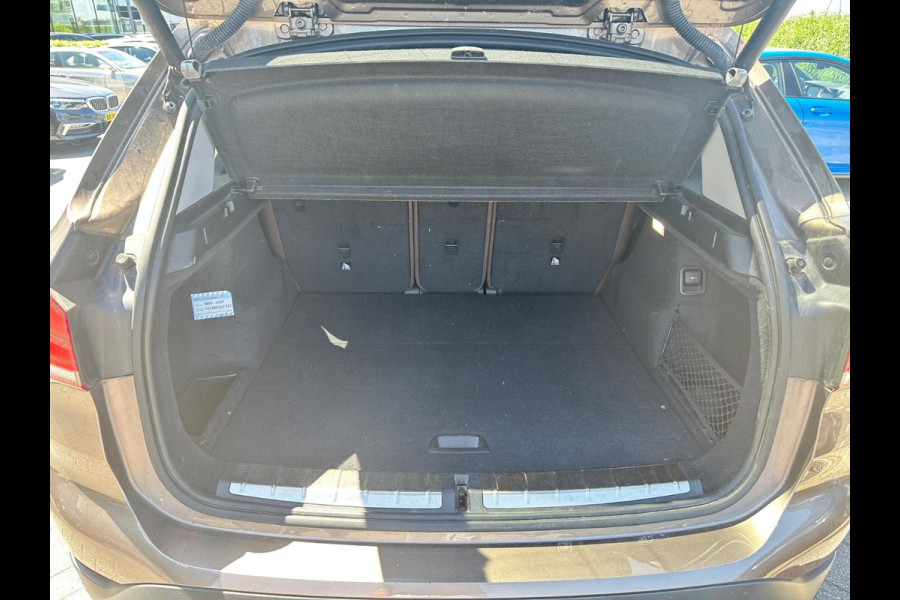 BMW X1 sDrive20i VDL Nedcar Edition / Trekhaak / Camera / Head-up / Leder / 19'' / Keyless / Navigatie / ACC / Sportstoelen / Stoelverwarming / DAB