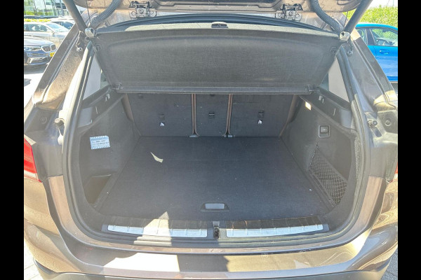 BMW X1 sDrive20i VDL Nedcar Edition / Trekhaak / Camera / Head-up / Leder / 19'' / Keyless / Navigatie / ACC / Sportstoelen / Stoelverwarming / DAB