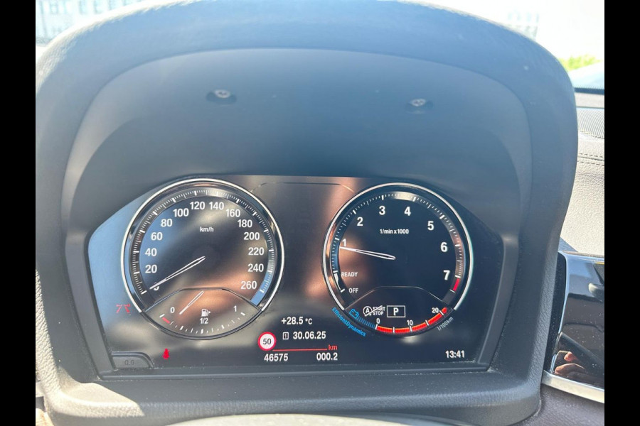 BMW X1 sDrive20i VDL Nedcar Edition / Trekhaak / Camera / Head-up / Leder / 19'' / Keyless / Navigatie / ACC / Sportstoelen / Stoelverwarming / DAB