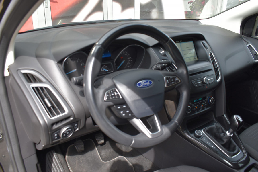 Ford Focus Wagon 1.5 150pk Titanium / Carplay / Navigatie / Keyless / PDC v+a / Trekhaak