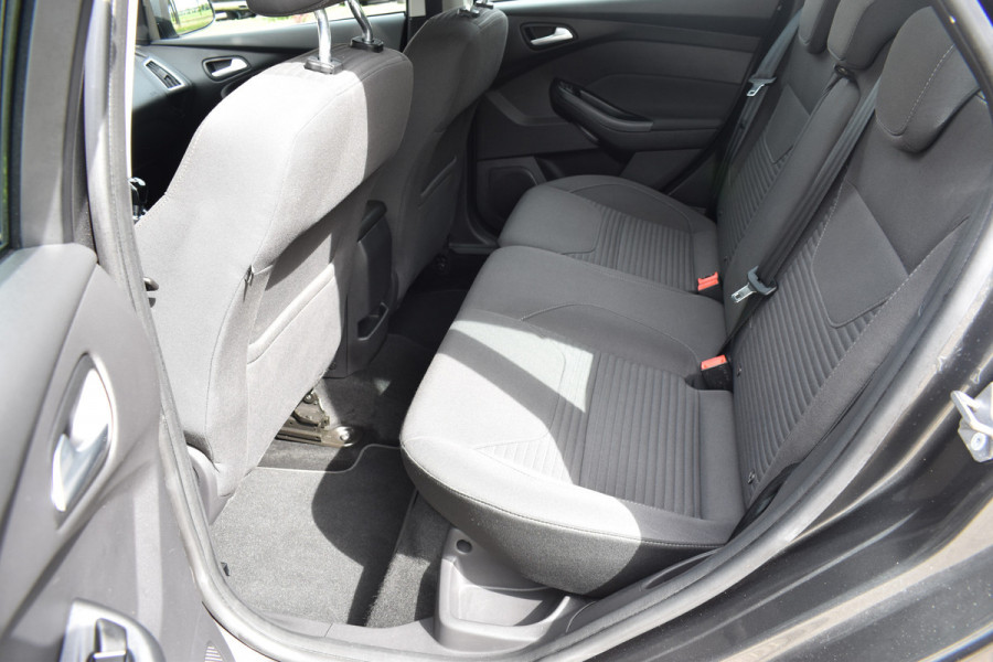Ford Focus Wagon 1.5 150pk Titanium / Carplay / Navigatie / Keyless / PDC v+a / Trekhaak