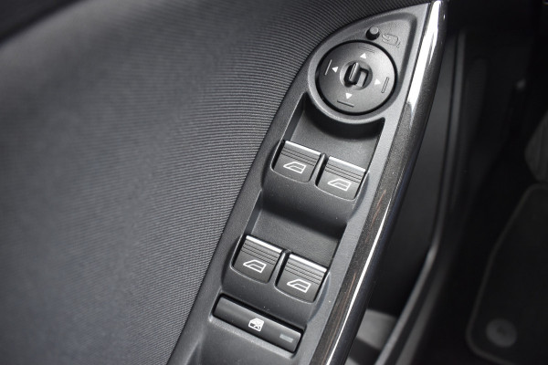 Ford Focus Wagon 1.5 150pk Titanium / Carplay / Navigatie / Keyless / PDC v+a / Trekhaak