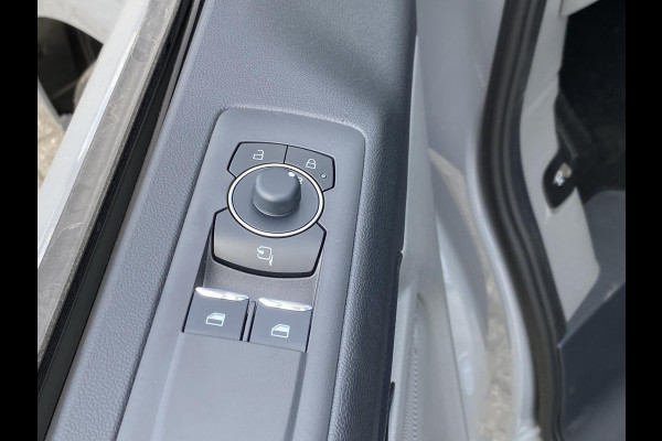 Ford Transit Custom 340 2.5 PHEV L2H1 Limited 233pk | Kombi | Incl. BTW/BPM | Dubbele zijschuifdeur | Privacy Glass | Inklapbare trekhaak | 17 inch lichtmetalen velgen | Driver Assistance Pack Premium | Verwarmbaar stuurwiel