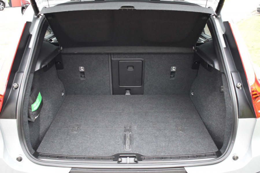 Volvo XC40 B4 211PK Automaat Core Bright Trekhaak | ACC | Blis | Camera | Stoelverwarming