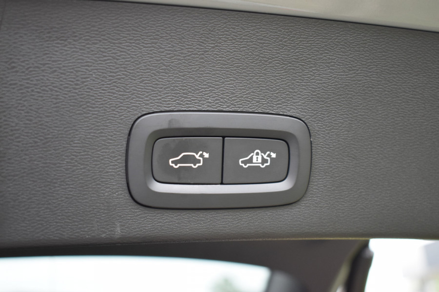 Volvo XC40 B4 211PK Automaat Core Bright Trekhaak | ACC | Blis | Camera | Stoelverwarming