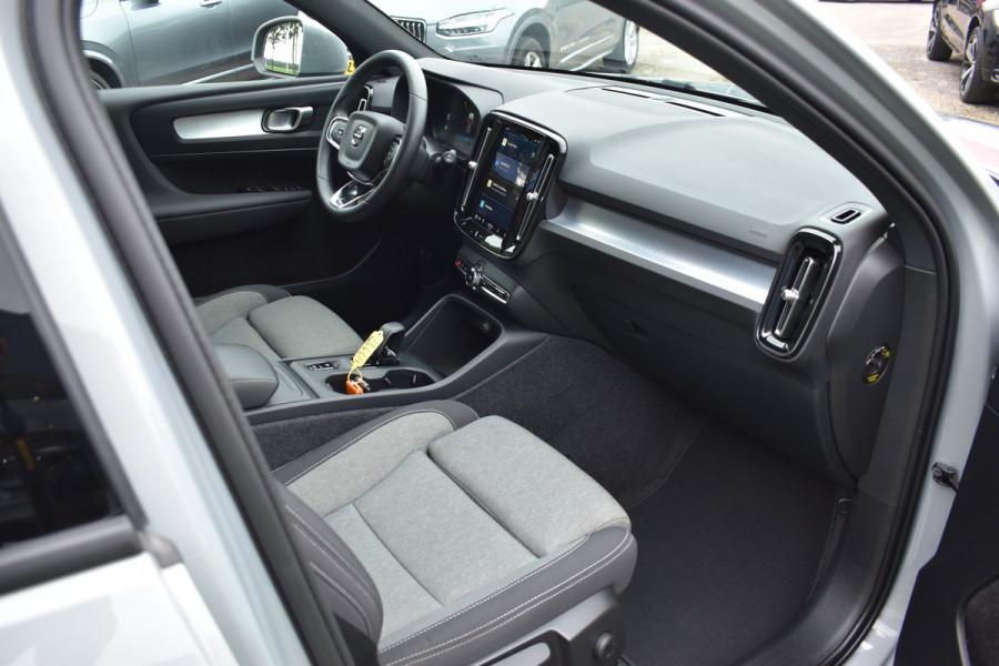 Volvo XC40 B4 211PK Automaat Core Bright Trekhaak | ACC | Blis | Camera | Stoelverwarming