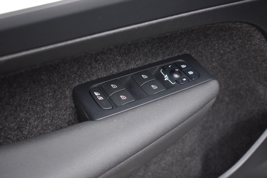 Volvo XC40 B4 211PK Automaat Core Bright Trekhaak | ACC | Blis | Camera | Stoelverwarming