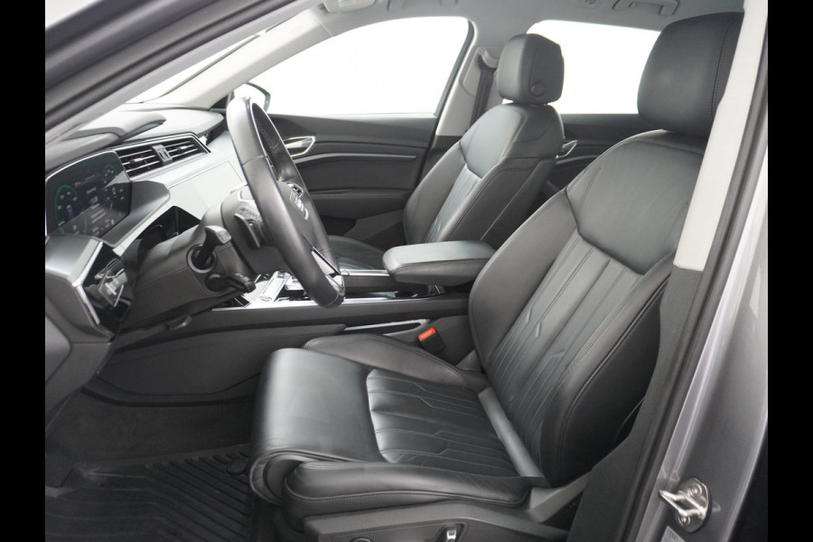 Audi e-tron 55 Quattro 408pk 95kWh Luchtvering Adaptive-Cruise Apple Carplay Android Trekhaak Elektr.Stoel+Leder+Verwarmd+Geheugen Lmv 21" C Keyless Audi sound system Lane-Assist Audi-smartphone-interface Rijstrooksensor Wifi Fase 3 Laden Origineel Nederlandse auto Nieuwprijs €90.527,-
