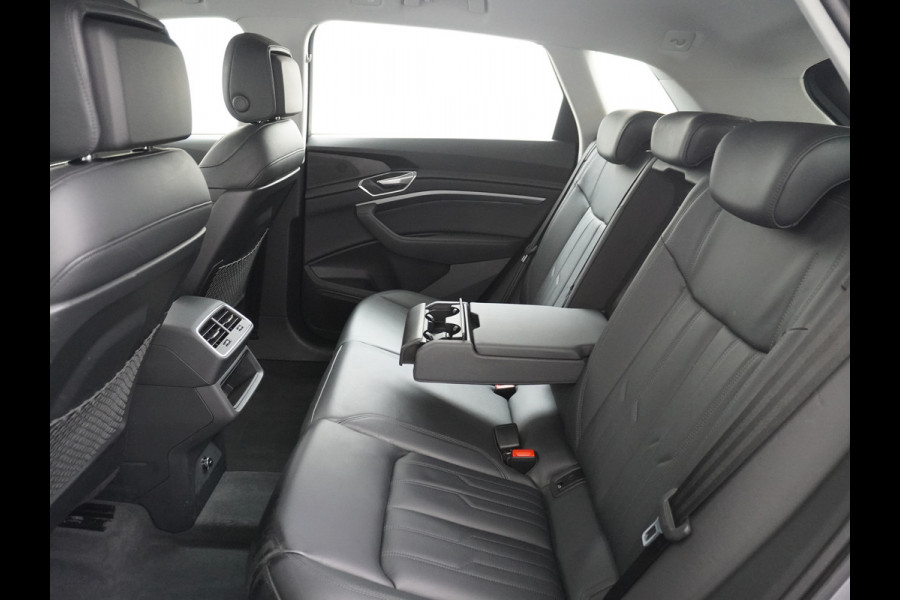 Audi e-tron 55 Quattro 408pk 95kWh Luchtvering Adaptive-Cruise Apple Carplay Android Trekhaak Elektr.Stoel+Leder+Verwarmd+Geheugen Lmv 21" C Keyless Audi sound system Lane-Assist Audi-smartphone-interface Rijstrooksensor Wifi Fase 3 Laden Origineel Nederlandse auto Nieuwprijs €90.527,-