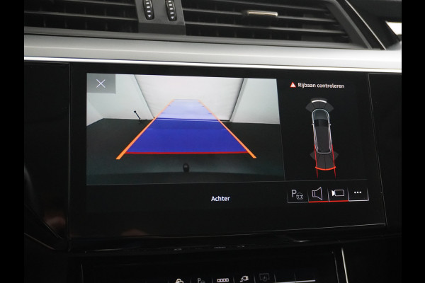 Audi e-tron 55 Quattro 408pk 95kWh Luchtvering Adaptive-Cruise Apple Carplay Android Trekhaak Elektr.Stoel+Leder+Verwarmd+Geheugen Lmv 21" C Keyless Audi sound system Lane-Assist Audi-smartphone-interface Rijstrooksensor Wifi Fase 3 Laden Origineel Nederlandse auto Nieuwprijs €90.527,-