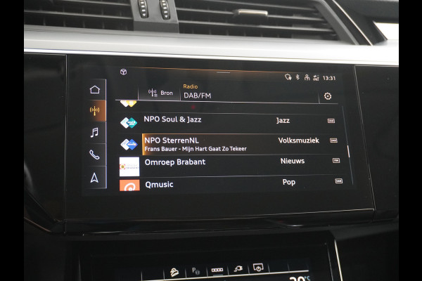 Audi e-tron 55 Quattro 408pk 95kWh Luchtvering Adaptive-Cruise Apple Carplay Android Trekhaak Elektr.Stoel+Leder+Verwarmd+Geheugen Lmv 21" C Keyless Audi sound system Lane-Assist Audi-smartphone-interface Rijstrooksensor Wifi Fase 3 Laden Origineel Nederlandse auto Nieuwprijs €90.527,-