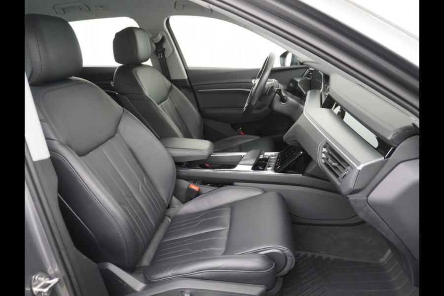 Audi e-tron 55 Quattro 408pk 95kWh Luchtvering Adaptive-Cruise Apple Carplay Android Trekhaak Elektr.Stoel+Leder+Verwarmd+Geheugen Lmv 21" C Keyless Audi sound system Lane-Assist Audi-smartphone-interface Rijstrooksensor Wifi Fase 3 Laden Origineel Nederlandse auto Nieuwprijs €90.527,-