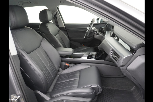 Audi e-tron 55 Quattro 408pk 95kWh Luchtvering Adaptive-Cruise Apple Carplay Android Trekhaak Elektr.Stoel+Leder+Verwarmd+Geheugen Lmv 21" C Keyless Audi sound system Lane-Assist Audi-smartphone-interface Rijstrooksensor Wifi Fase 3 Laden Origineel Nederlandse auto Nieuwprijs €90.527,-