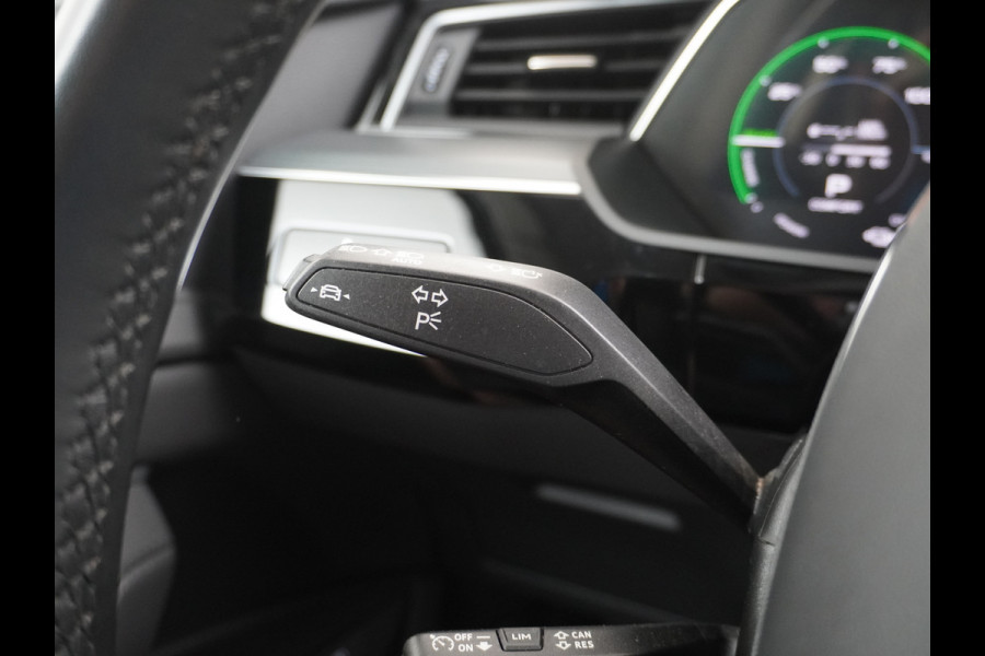 Audi e-tron 55 Quattro 408pk 95kWh Luchtvering Adaptive-Cruise Apple Carplay Android Trekhaak Elektr.Stoel+Leder+Verwarmd+Geheugen Lmv 21" C Keyless Audi sound system Lane-Assist Audi-smartphone-interface Rijstrooksensor Wifi Fase 3 Laden Origineel Nederlandse auto Nieuwprijs €90.527,-
