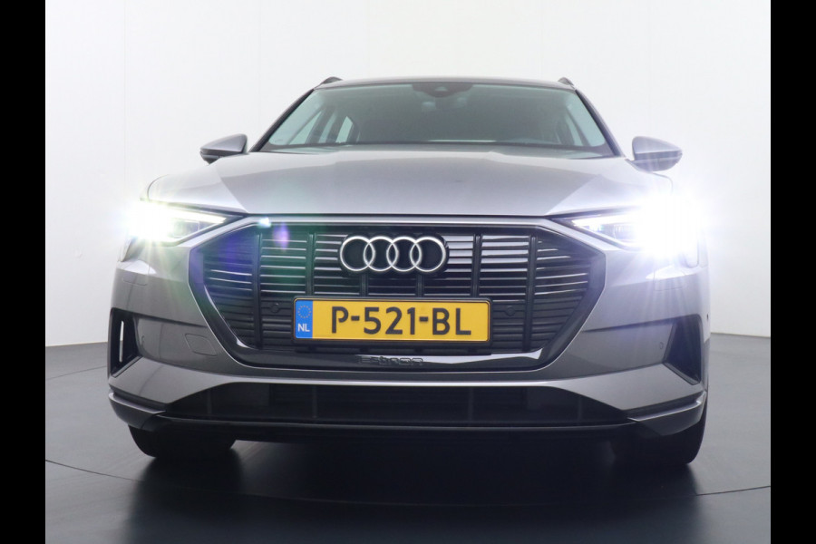 Audi e-tron 55 Quattro 408pk 95kWh Luchtvering Adaptive-Cruise Apple Carplay Android Trekhaak Elektr.Stoel+Leder+Verwarmd+Geheugen Lmv 21" C Keyless Audi sound system Lane-Assist Audi-smartphone-interface Rijstrooksensor Wifi Fase 3 Laden Origineel Nederlandse auto Nieuwprijs €90.527,-