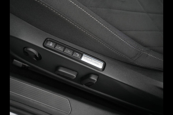 Volkswagen Golf 1.4 eHybrid 204pk Style Panorama Navigatie Camera Massage Demo RV