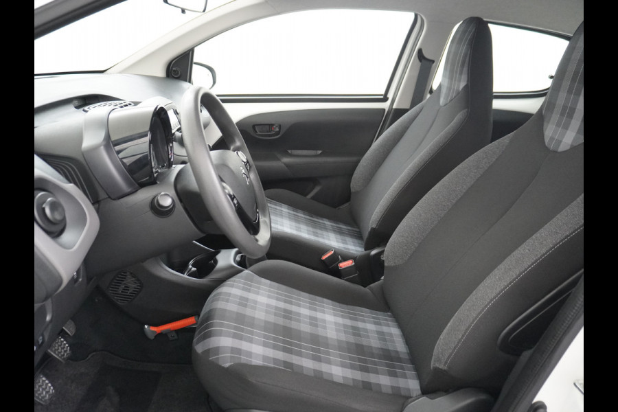 Peugeot 108 1.0I 73PK5Drs Airco Pack LED Mistlampen Premium ESP Bluetooth Centrale deurvergrendeling Afstand bediend Stuurbekrachtiging e-VT Elek.ramen ABS Volledig Peugeot Dealer Onderhouden l.b. bij 91.718km ! Zuinig + Goedkoop in de vaste lasten! Orig.NLse auto EURO6