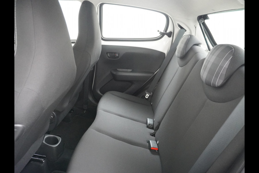 Peugeot 108 1.0I 73PK5Drs Airco Pack LED Mistlampen Premium ESP Bluetooth Centrale deurvergrendeling Afstand bediend Stuurbekrachtiging e-VT Elek.ramen ABS Volledig Peugeot Dealer Onderhouden l.b. bij 91.718km ! Zuinig + Goedkoop in de vaste lasten! Orig.NLse auto EURO6