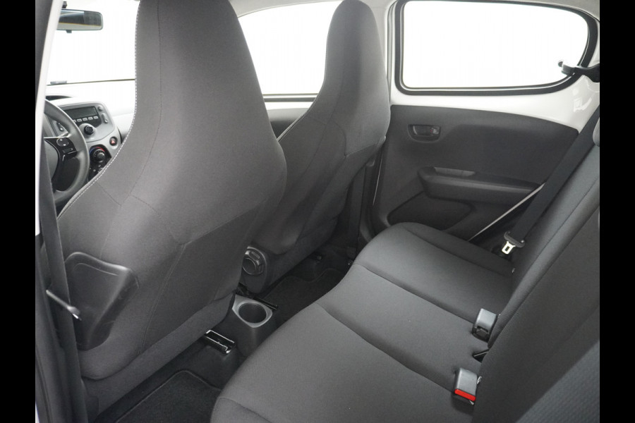 Peugeot 108 1.0I 73PK5Drs Airco Pack LED Mistlampen Premium ESP Bluetooth Centrale deurvergrendeling Afstand bediend Stuurbekrachtiging e-VT Elek.ramen ABS Volledig Peugeot Dealer Onderhouden l.b. bij 91.718km ! Zuinig + Goedkoop in de vaste lasten! Orig.NLse auto EURO6