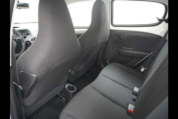 Peugeot 108 1.0I 73PK5Drs Airco Pack LED Mistlampen Premium ESP Bluetooth Centrale deurvergrendeling Afstand bediend Stuurbekrachtiging e-VT Elek.ramen ABS Volledig Peugeot Dealer Onderhouden l.b. bij 91.718km ! Zuinig + Goedkoop in de vaste lasten! Orig.NLse auto EURO6