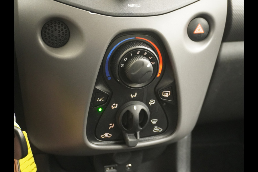 Peugeot 108 1.0I 73PK5Drs Airco Pack LED Mistlampen Premium ESP Bluetooth Centrale deurvergrendeling Afstand bediend Stuurbekrachtiging e-VT Elek.ramen ABS Volledig Peugeot Dealer Onderhouden l.b. bij 91.718km ! Zuinig + Goedkoop in de vaste lasten! Orig.NLse auto EURO6