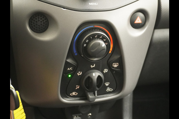 Peugeot 108 1.0I 73PK5Drs Airco Pack LED Mistlampen Premium ESP Bluetooth Centrale deurvergrendeling Afstand bediend Stuurbekrachtiging e-VT Elek.ramen ABS Volledig Peugeot Dealer Onderhouden l.b. bij 91.718km ! Zuinig + Goedkoop in de vaste lasten! Orig.NLse auto EURO6