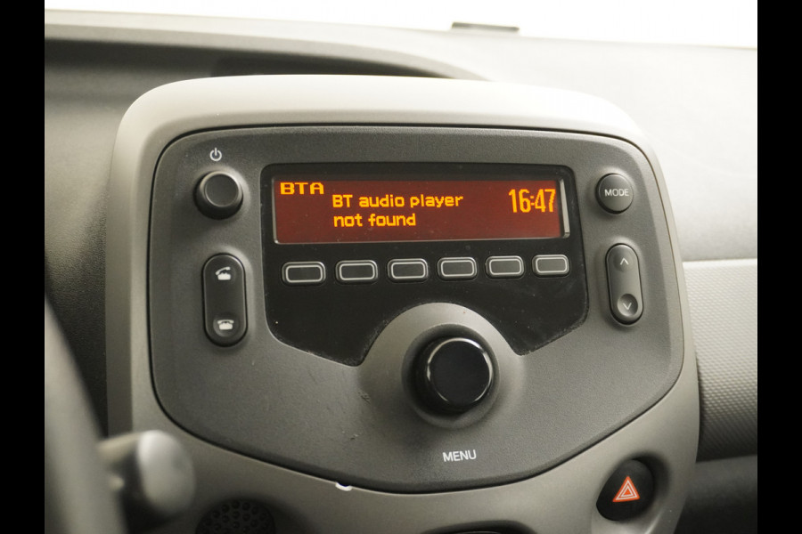 Peugeot 108 1.0I 73PK5Drs Airco Pack LED Mistlampen Premium ESP Bluetooth Centrale deurvergrendeling Afstand bediend Stuurbekrachtiging e-VT Elek.ramen ABS Volledig Peugeot Dealer Onderhouden l.b. bij 91.718km ! Zuinig + Goedkoop in de vaste lasten! Orig.NLse auto EURO6