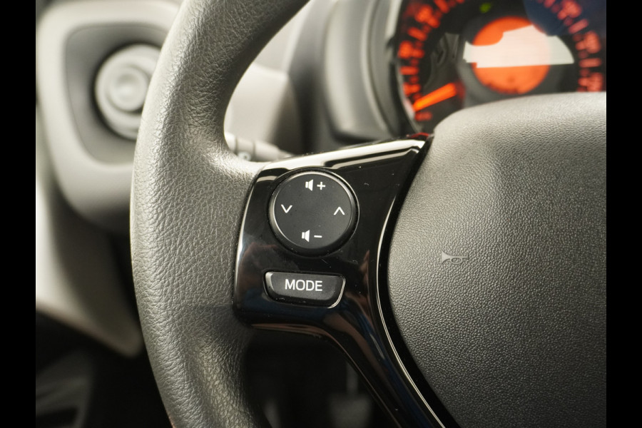 Peugeot 108 1.0I 73PK5Drs Airco Pack LED Mistlampen Premium ESP Bluetooth Centrale deurvergrendeling Afstand bediend Stuurbekrachtiging e-VT Elek.ramen ABS Volledig Peugeot Dealer Onderhouden l.b. bij 91.718km ! Zuinig + Goedkoop in de vaste lasten! Orig.NLse auto EURO6