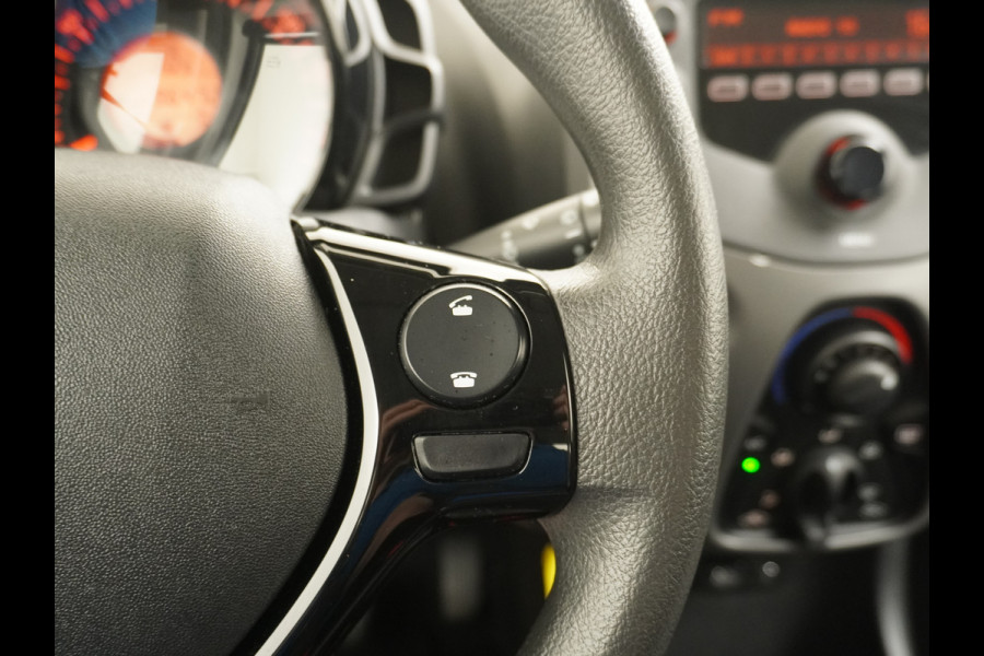 Peugeot 108 1.0I 73PK5Drs Airco Pack LED Mistlampen Premium ESP Bluetooth Centrale deurvergrendeling Afstand bediend Stuurbekrachtiging e-VT Elek.ramen ABS Volledig Peugeot Dealer Onderhouden l.b. bij 91.718km ! Zuinig + Goedkoop in de vaste lasten! Orig.NLse auto EURO6