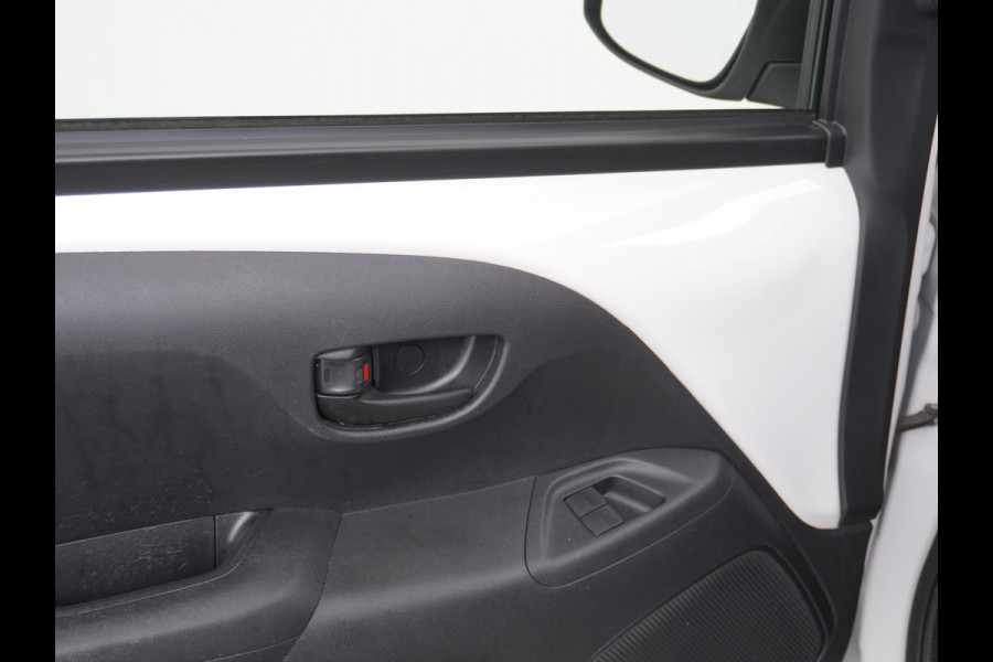 Peugeot 108 1.0I 73PK5Drs Airco Pack LED Mistlampen Premium ESP Bluetooth Centrale deurvergrendeling Afstand bediend Stuurbekrachtiging e-VT Elek.ramen ABS Volledig Peugeot Dealer Onderhouden l.b. bij 91.718km ! Zuinig + Goedkoop in de vaste lasten! Orig.NLse auto EURO6