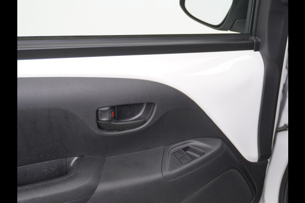 Peugeot 108 1.0I 73PK5Drs Airco Pack LED Mistlampen Premium ESP Bluetooth Centrale deurvergrendeling Afstand bediend Stuurbekrachtiging e-VT Elek.ramen ABS Volledig Peugeot Dealer Onderhouden l.b. bij 91.718km ! Zuinig + Goedkoop in de vaste lasten! Orig.NLse auto EURO6