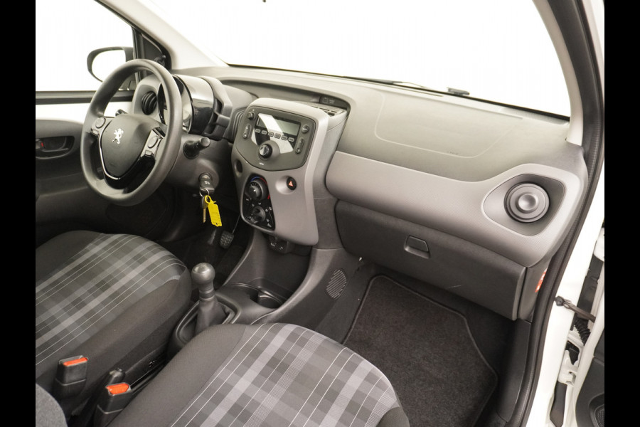 Peugeot 108 1.0I 73PK5Drs Airco Pack LED Mistlampen Premium ESP Bluetooth Centrale deurvergrendeling Afstand bediend Stuurbekrachtiging e-VT Elek.ramen ABS Volledig Peugeot Dealer Onderhouden l.b. bij 91.718km ! Zuinig + Goedkoop in de vaste lasten! Orig.NLse auto EURO6